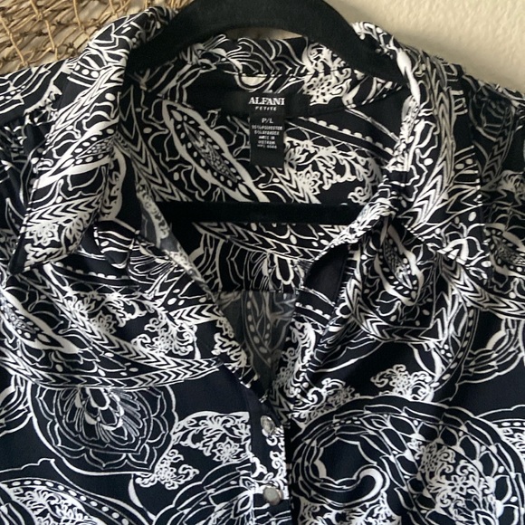 5/$10❤️❤️❤️Black & White Paisley Tapered Top - Picture 3 of 6